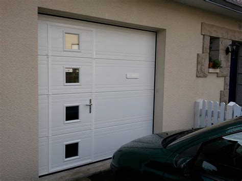 Porte de garage sectionnelle avec portillon et hublot